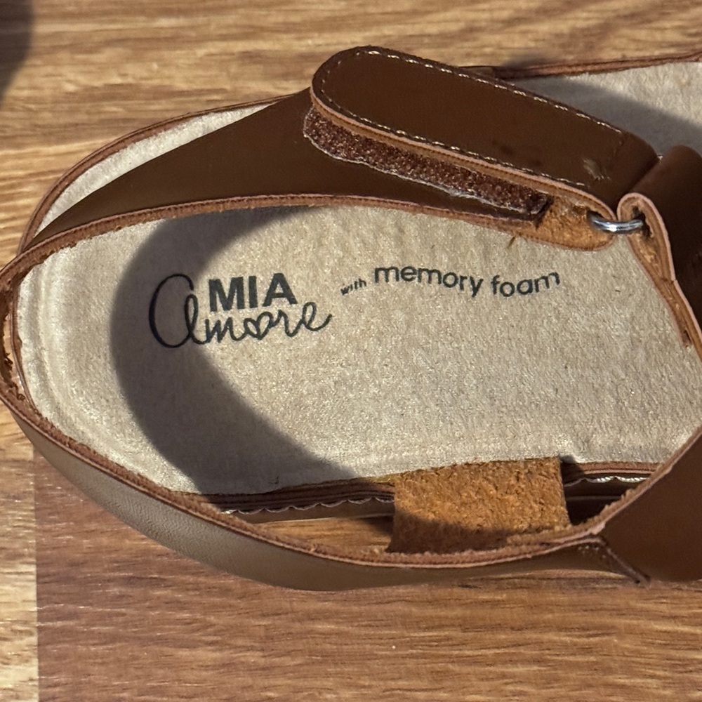 Mi Amore Brown Cross-Strap Sandals - Picture 2 of 6
